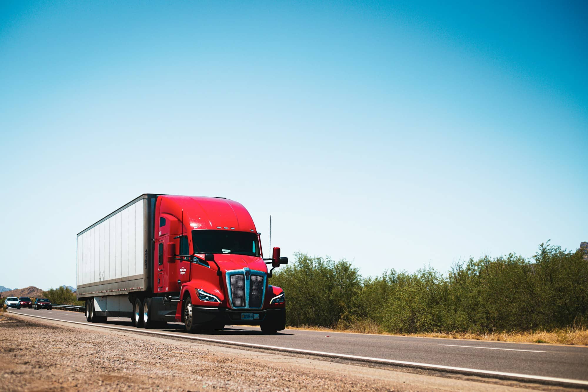 Camion rouge et semi-remorque pour le transport transfrontalier Canada–USA