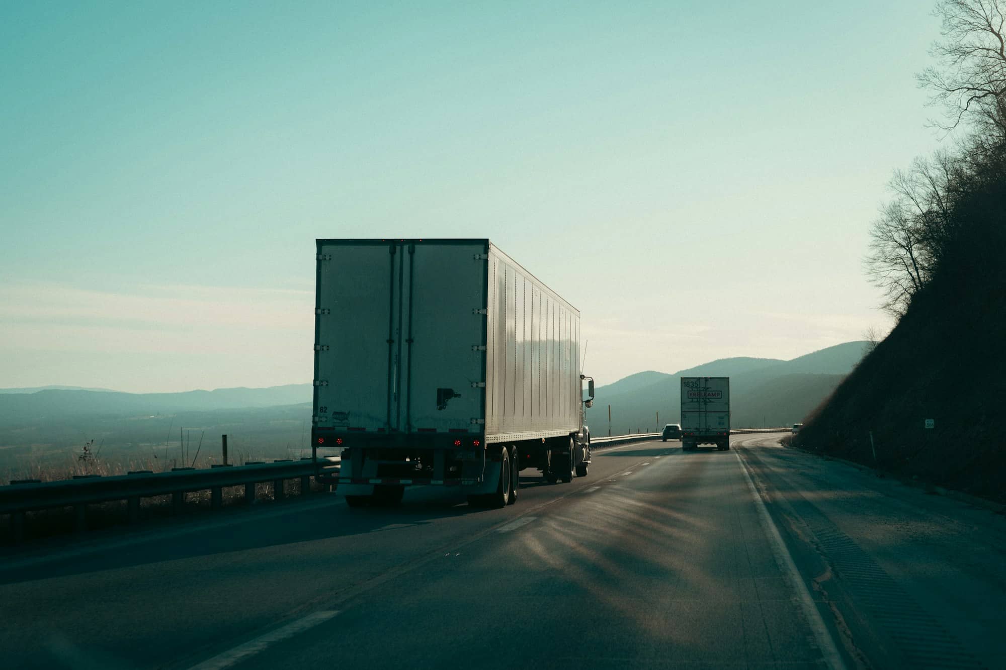 Deux camions semi-remorques en transport dédié sur l'autoroute